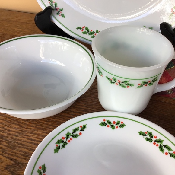 Corelle Holly Days by Corning Vintage 1985 (8) Pieces Total - Picture 2 of 11